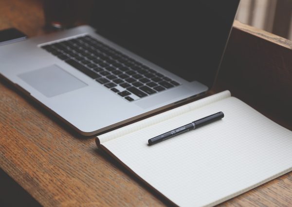 desk, laptop, notebook-593327.jpg